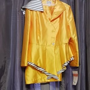 Woman’s Ashro suit size 16. The color is green